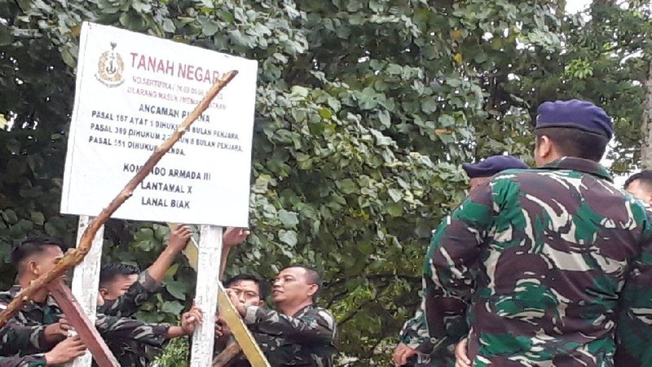 Personel Lanal Biak memasang papan nama lahan pantai kekrin Waufnor Biak Kota merupakan milik negara bersertifikat.ANTARA/Muhsidin
