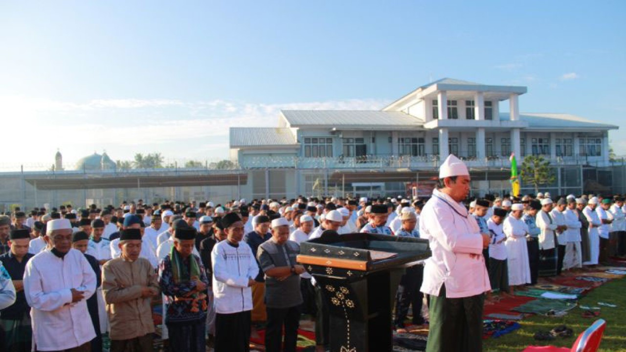 Arsip foto-Warga binaan bersama petugas lapas melaksanakan sholat Idul Fitri di Lapas Kelas IIA Mataram, NTB, Senin (2/5/2022). ANTARA/HO-Lapas Mataram