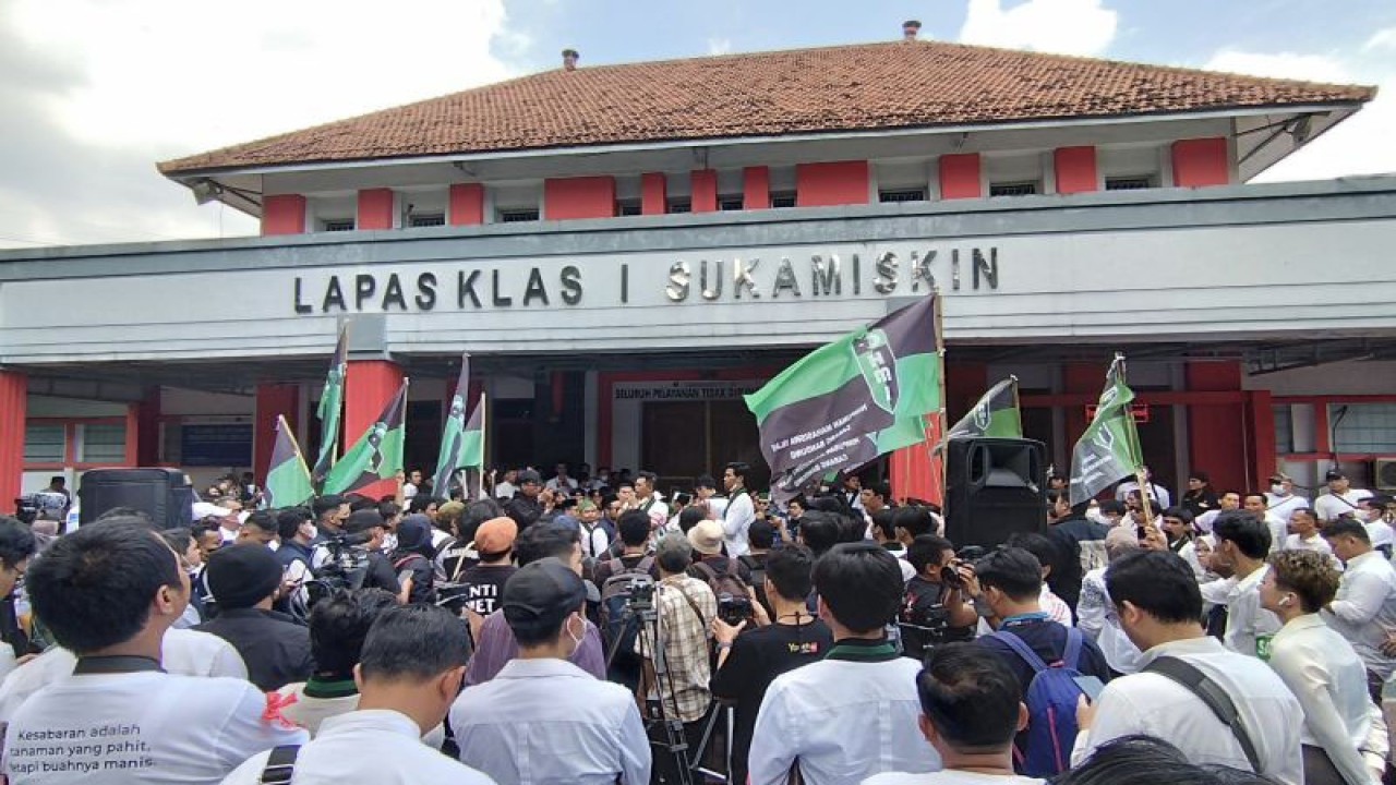 Pendukung Anas Urbaningrum memadati area depan bangunan Lapas Sukamiskin, Kota Bandung, Jawa Barat, Selasa (11/4/2023). (ANTARA/Bagus Ahmad Rizaldi)