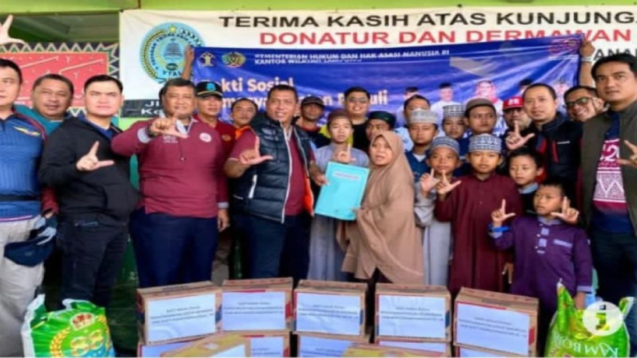 Foto bersama pemberian bantuan kepada anak yatim di salah satu panti asuhan di Bandarlampung oleh pihak lapas dan rutan se-Lampung. (ANTARA/HO)