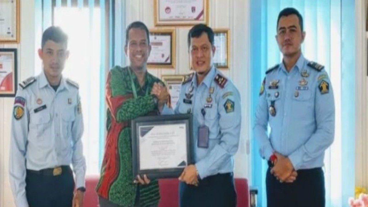Kalapas Narkotika Kelas II A Samarinda beserta jajaran terima penghargaan Reksa Bandha dari Kepala KPKNL Samarinda Bagus Kurniawan. (ANTARA/HO/lapasnarkotikasamarinda)