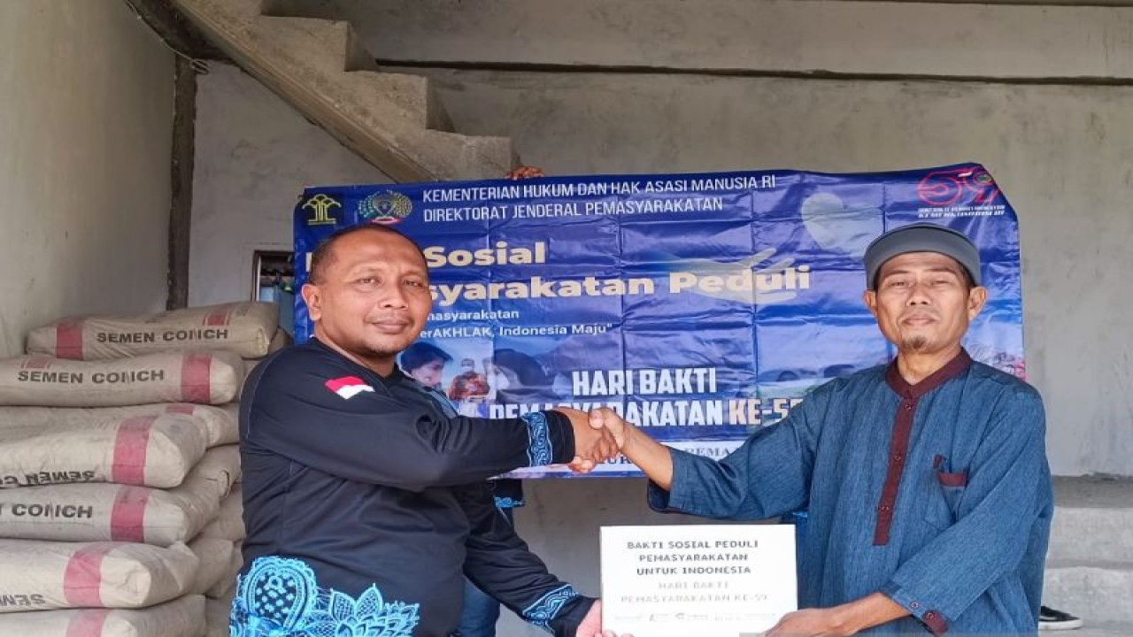 Kalapas Kelas IIB Singkawang, Priyo Tri Laksono secara simbolis menyerahkan bantuan kepada pengurus Panti Al Ma'arif yang berlokasi di jalan Sagatani RT/RW 004/002, Kelurahan Pangmilang, Kecamatan Singkawang Selatan (ANTARA/Rudi)