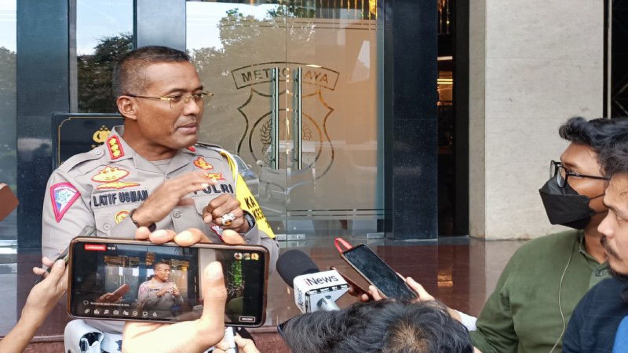 Direktur Lalu Lintas Polda Metro Jaya Kombes Pol Latif Usman saat menjawab pers di Jakarta, Jumat (10/2/2023) ANTARA/Ilham Kausar