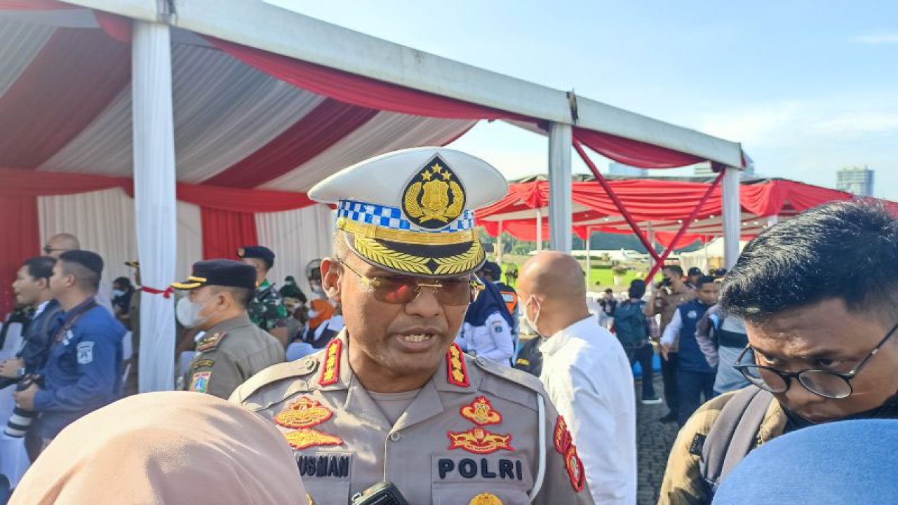 Direktur Lalu Lintas Polda Metro Jaya Latif Usman saat diwawancarai di Jakarta, Senin (17/4/2023). ANTARA/Ilham Kausar