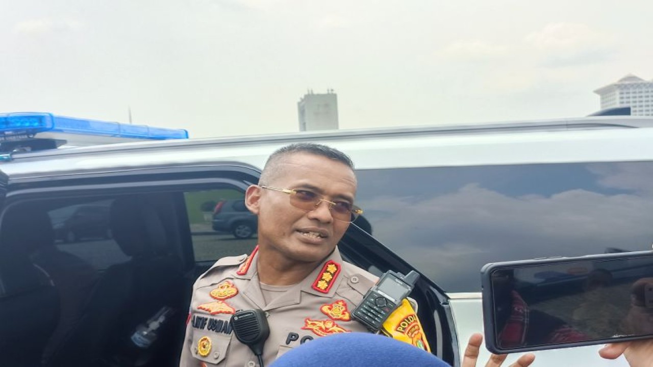 Direktur Lalu Lintas Polda Metro Jaya Kombes Pol Latif Usman saat diwawancarai di kawasan Monas, Jakarta Pusat, Selasa (18/4/2023). (ANTARA/Ilham Kausar)