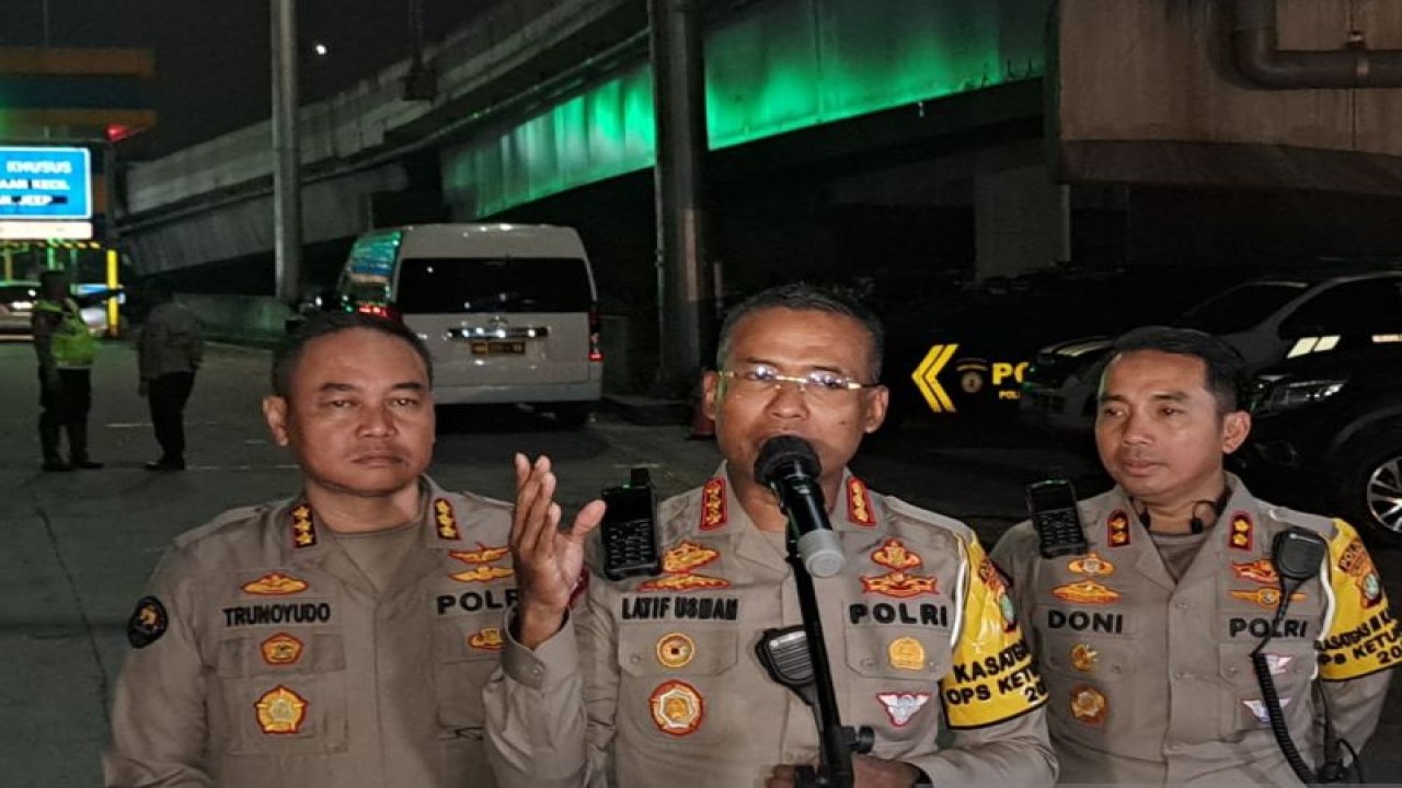 Direktur Lalu Lintas Polda Metro Jaya Kombes Pol Latif Usman (tengah) saat memberikan keterangan di Pos Pengamanan KM 10 Cikunir Jalan Tol Cikampek, Selasa (25/4/2023) ANTARA/Ilham Kausar
