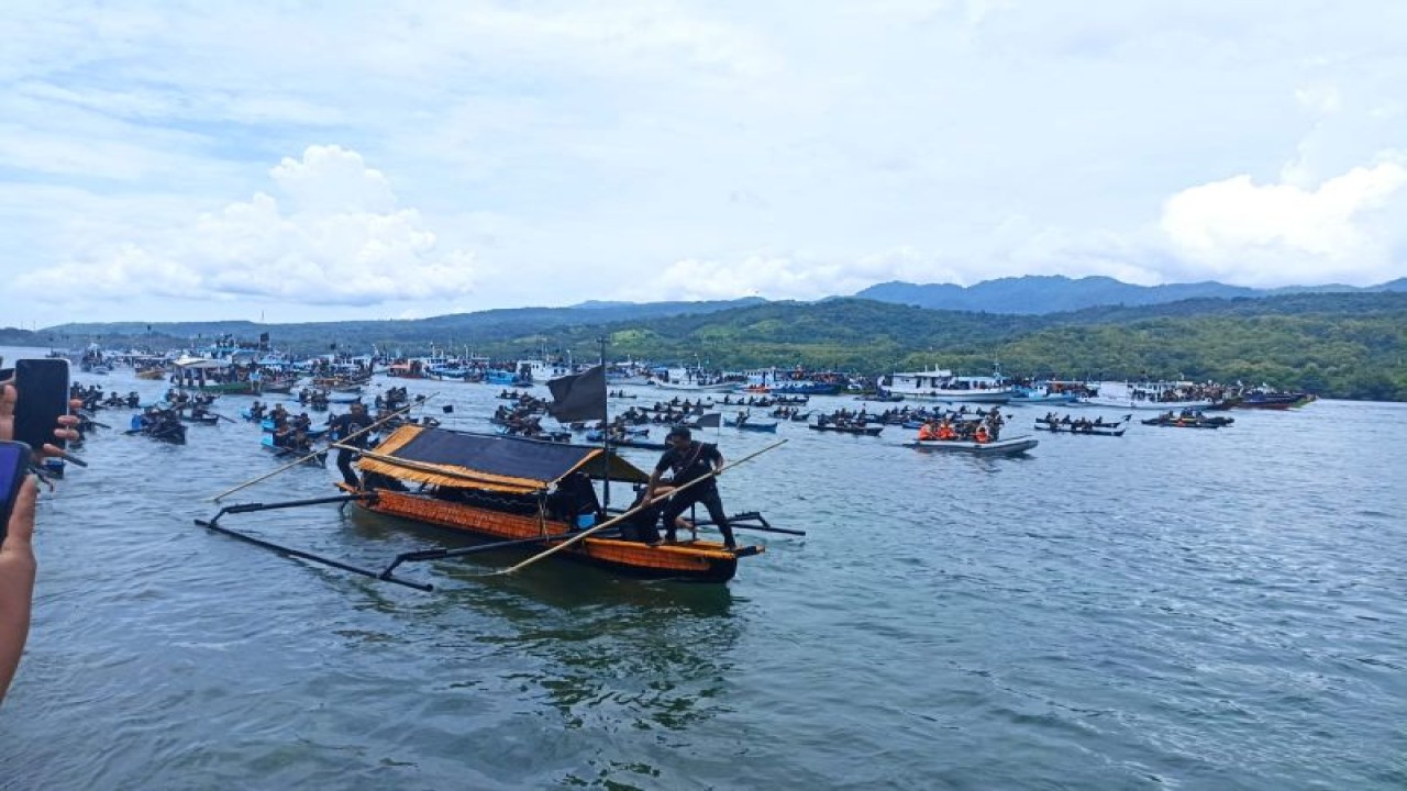 Prosesi Laut Tuan Meninu dalam Semana Santa Larantuka, Flores Timur, Nusa Tenggara Timur, Jumat (7/4/2023). (ANTARA/Fransiska Mariana Nuka)