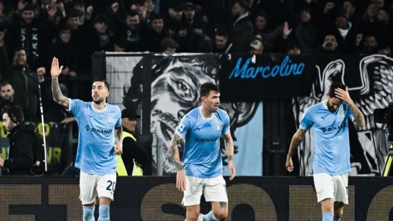 Gelandang Lazio Mattia Zaccagni (kiri) melakukan selebrasi setelah mencetak gol kedua timnya dalam pertandingan Liga Italia melawan Juventus di Stadio Olimpico pada 8 April 2023. ANTARA/AFP/Tiziana FABI