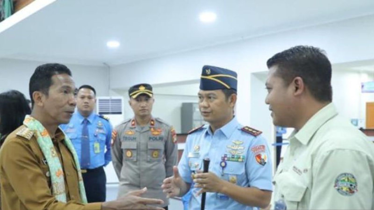 Penjabat Gubernur Kepulauan Bangka Belitung Suganda Pandapotan Pasaribu memantau kesiapan mudik Lebaran Idul Fitri 1444 Hijriyah di  Bandar Udara H.A.S. Hanandjoeddin Kabupaten Belitung, Kamis. (Humas)