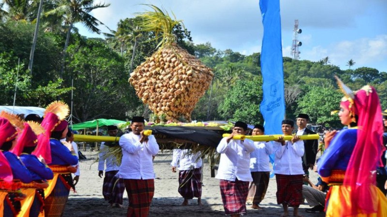 Sejumlah warga membawa gunung ketupat saat perayaan Lebaran Topat (Ketupat) di Pulau Lombok, Nusa Tenggara Barat. ANTARA/HO-Dispar Lobar