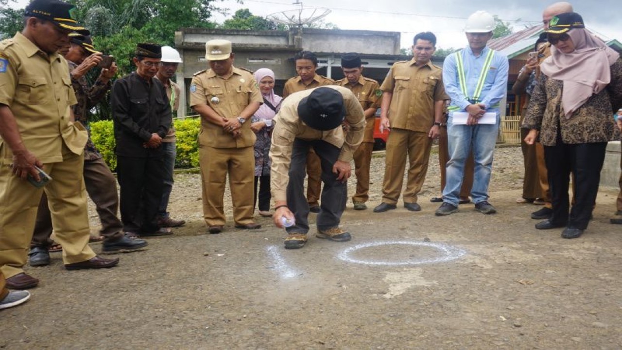 Bupati Rejang Lebong Syamsul Effendi memberikan tanda titik nol pengerjaan peningkatan Jalan Lubuk Kembang-Pagar Gunung sepanjang 5,9 KM, Senin, (3/4/2023). ANTARA/HO-Diskominfo Rejang Lebong