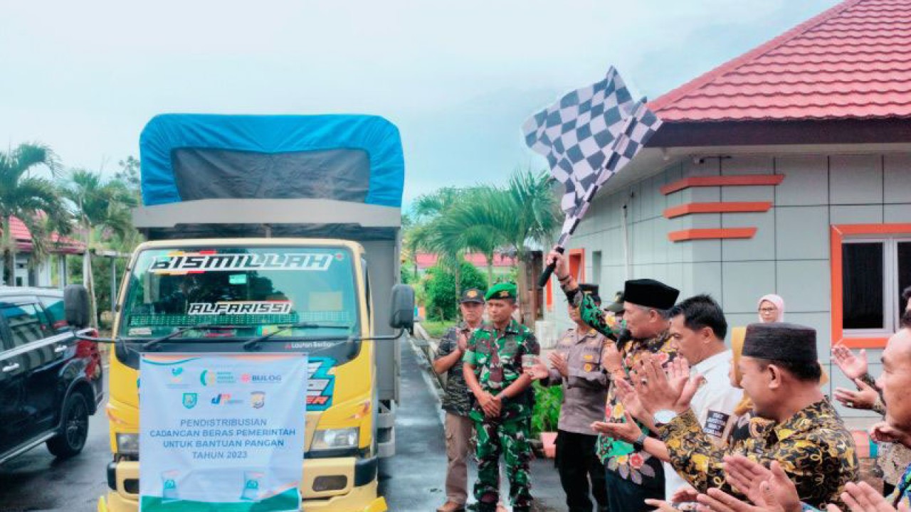 Bupati Rejang Lebong Syamsul Effendi melepas bendera star pendistribusian cadangan beras pemerintah yang diterima warga di daerah itu, Kamis, (6/4/2023). ANTARA/Nur Muhamad