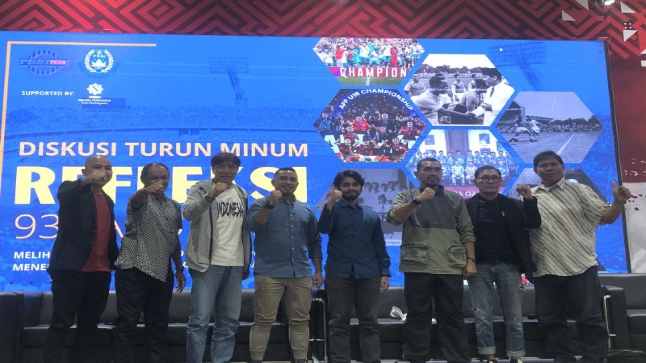 Robby Darwis (tiga dari kiri), Rully Nere (dua dari kiri), Firman Utina (empat dari kiri), dan Toyo Haryono (paling kanan) saat menghadiri diskusi “Refleksi 93 tahun PSSI” di GBK Arena pada Senin sore. (ANTARA/Zaro Ezza Syachniar)