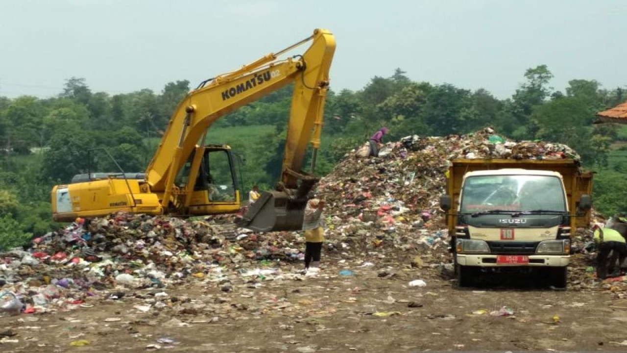 Aktivitas penimbunan sampah di TPA Tanjungrejo, Kecamatan Jekulo, Kabupaten Kudus, Jawa Tengah. (ANTARA/Akhmad Nazaruddin Lathif)