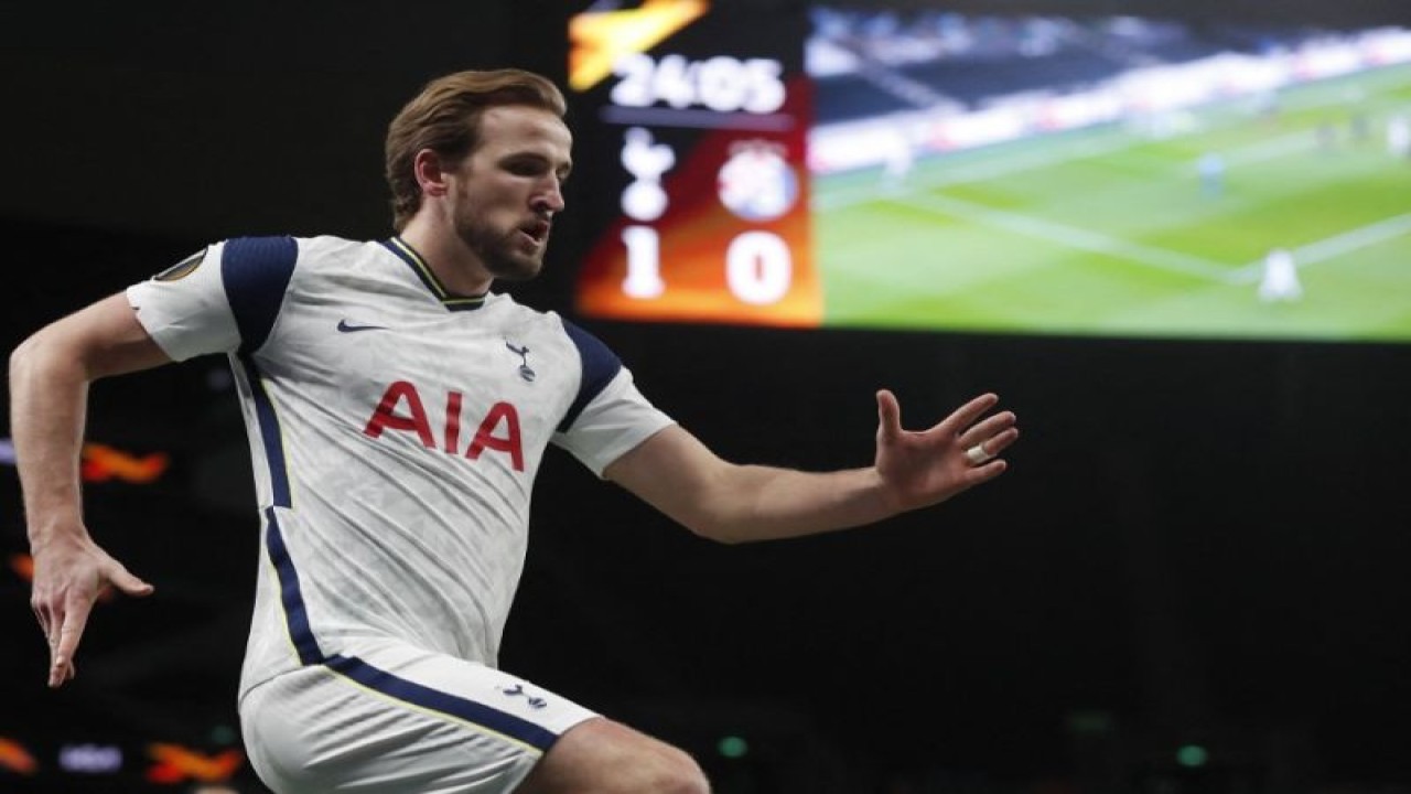 Arsip - Striker Tottenham Hotspur Harry Kane merayakan golnya dalam pertandingan Liga Europa League antara Tottenham Hotspur dan Dinamo Zagreb di Stadion Tottenham Hotspur di London pada 11 Maret 2021.(AFP/ALASTAIR GRANT)