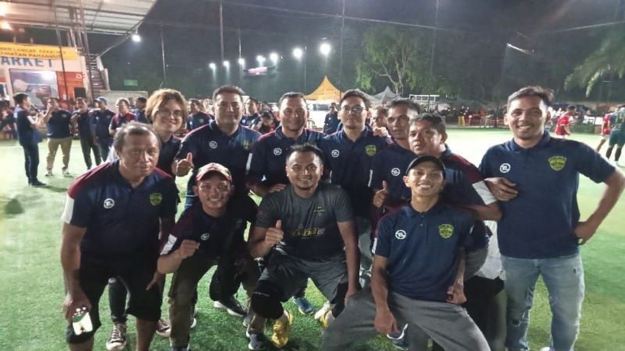 Pemain Liga 2 Indonesia Dimas Galih (tengah) yang membela tim Kalteng22 dalam kegiatan Ramadhan Cup II All Star Palangka Raya berfoto bersama panitia pelaksana usai timnya keluar sebagai pemenang dalam turnamen tersebut yang dilaksanakan, Selasa (11/4/2023). ANTARA/Adi Wibowo