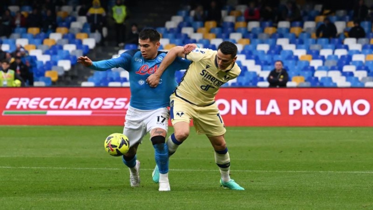 Bek Napoli Mathias Olivera (kiri) dan penyerang Hellas Verona Kevin Lasagna (kanan) sedang berduel memperebutkan bola dalam pertandingan liga Italia di Diego Armando Maradona stadium pada 16 April 2023. ANTARA/AFP/ANDREAS SOLARO