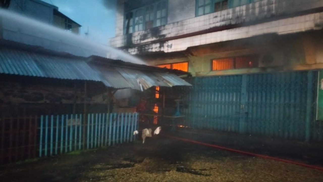 Kebakaran rumah tahfiz AlQuran di Kota Jambi pada Sabtu malam (22/4/2023) (ANTARA/HO-IST)