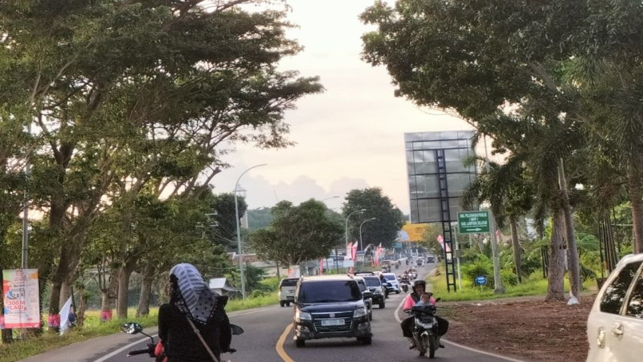 Suasana sejumlah pemilir di Jalan Lintas Sumatera pada Selasa (25/4/2023) sore menjelang Maghrib. ANTARA/Riadi Gunawan