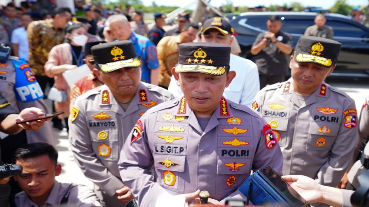 Kapolri Jenderal Pol. Listyo Sigit Prabowo memberikan keterangan kepada wartawan di Tangerang, Banten, Rabu (5/4/2023). (ANTARA/HO-Divisi Humas Polri)