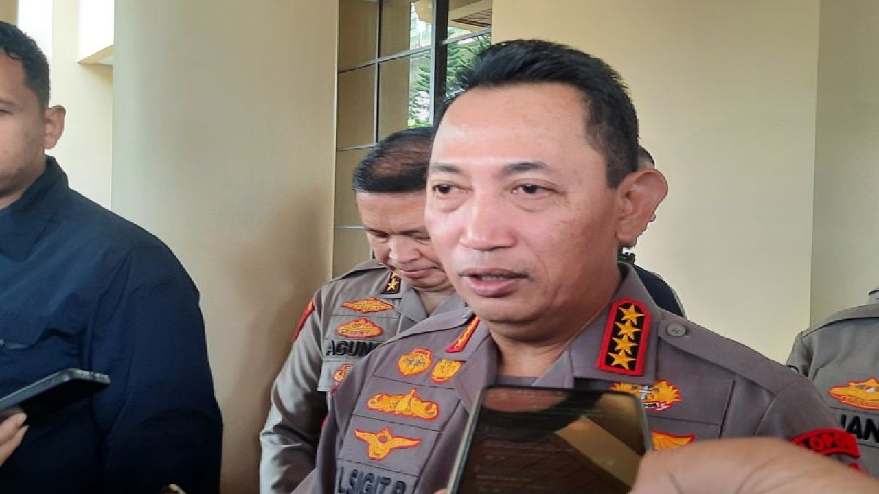Kapolri Jenderal Pol. Listyo Sigit Prabowo memberikan keterangan kepada wartawan usai Rakor kesiapan Idul Fitri 2023 di Mabes Polri, Jakarta, Kamis (6/4/2023). ANTARA/Laily Rahmawaty
