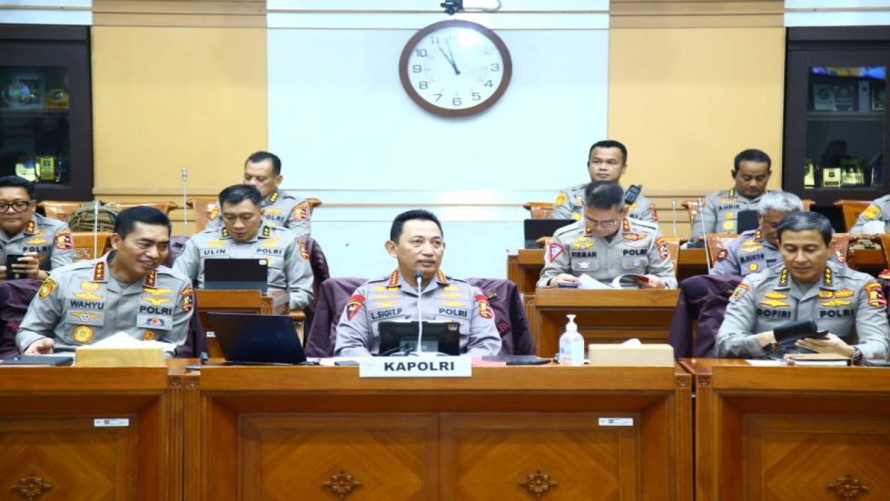 Kapolri Jenderal Pol. Listyo Sigit Prabowo didampingi pejabat utama Mabes Polri menghadiri rapat kerja dengan Komisi III DPR RI di Kompleks Parlemen, Senayan, Jakarta, Rabu (12/4/2023). (ANTARA/HO-Divisi Humas Polri)
