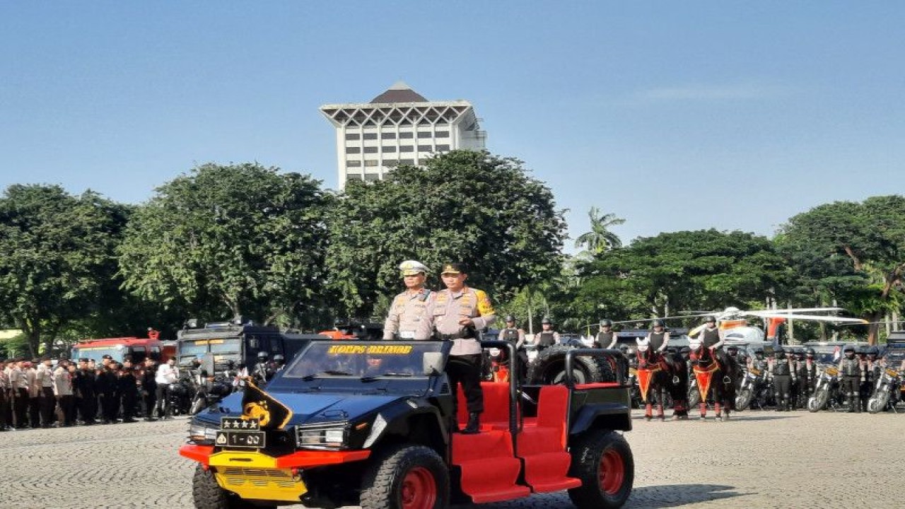 Kapolri Jenderal Pol. Listyo Sigit Prabowo menaiki mobil patroli mengecek kesiapan personel dalam Gelar Pasukan Operasi Ketupat 2022 di Silang Monas, Jakarta, Senin (17/4/2023). (ANTARA/Laily Rahmawaty)