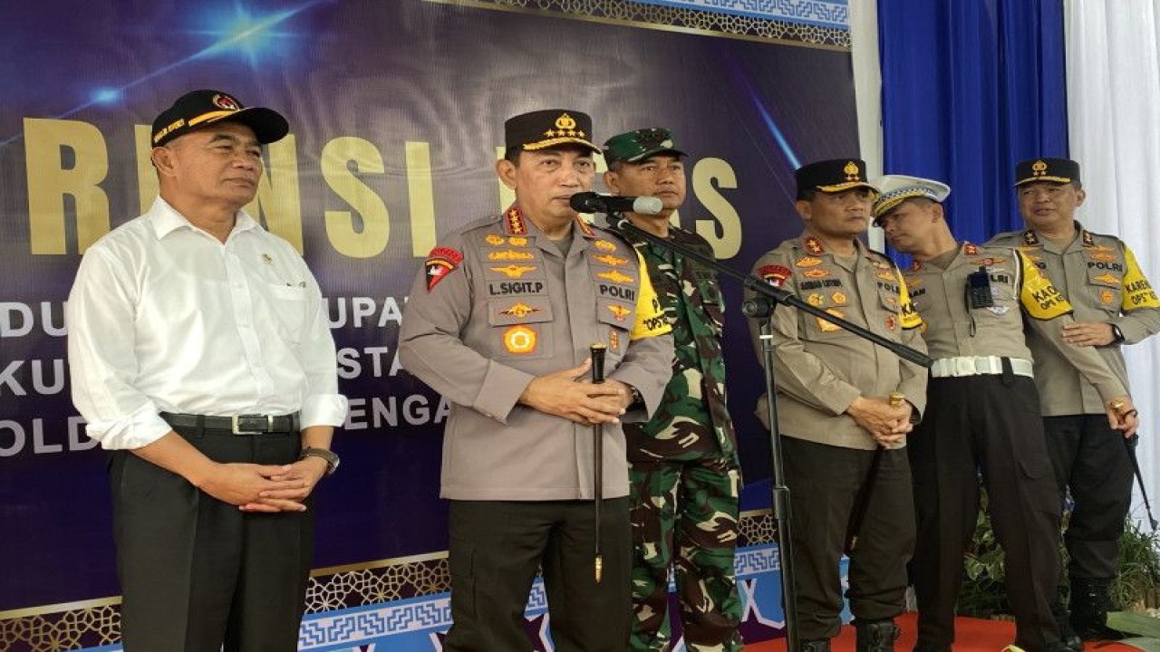 Kapolri Jenderal Polisi Listyo Sigit Prabowo ketika melakukan kunjungan di Gerbang Tol Kalikangkung, Semarang, Jawa Tengah, Selasa (18/4/2023). (ANTARA/Hreeloita Dharma Shanti)