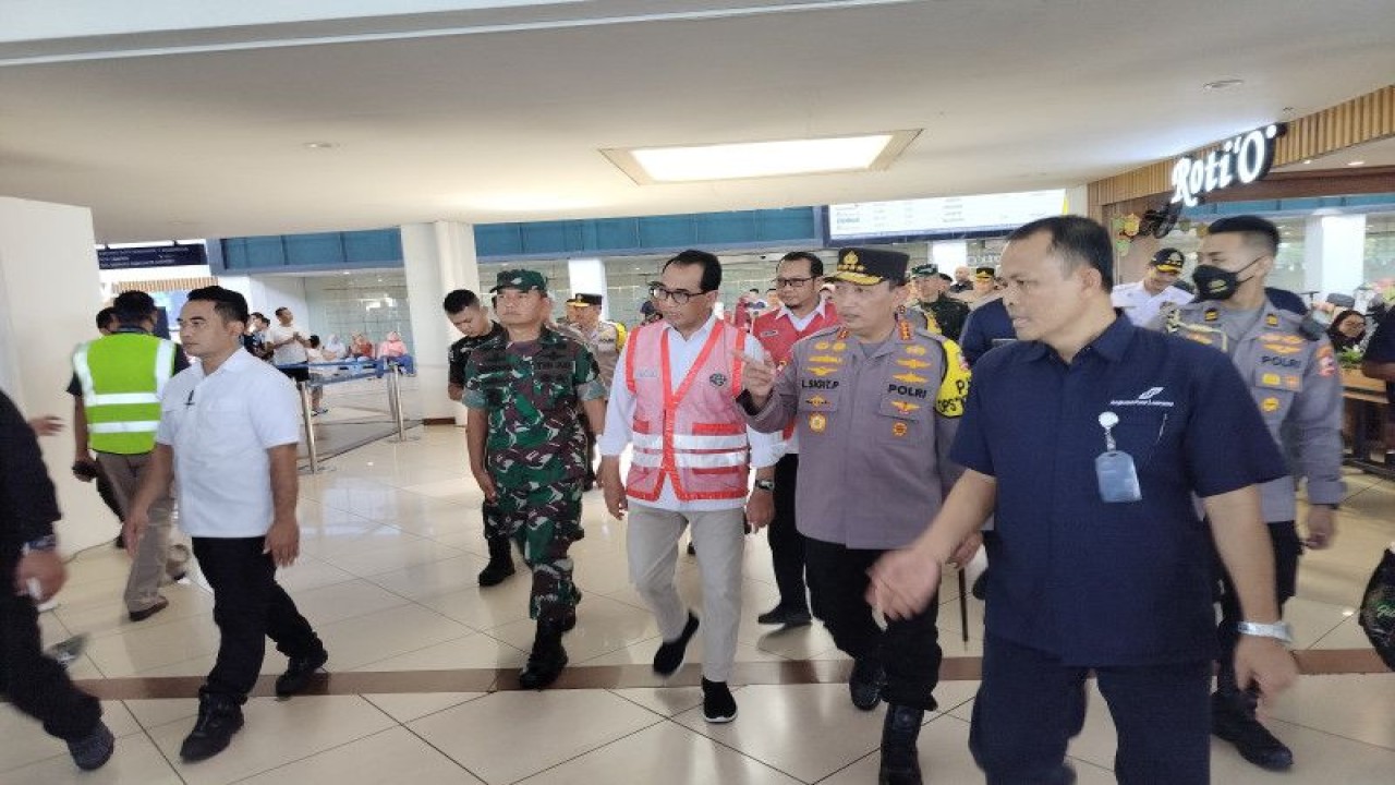 Menteri Perhubungan Budi Karya Sumadi bersama dengan Kapolri Jenderal Listyo Sigit Prabowo saat mengunjungi Bandara Internasional Juanda untuk memastikan kelancaran arus mudik lebaran, Rabu (19/4/2023). ANTARA / Indra