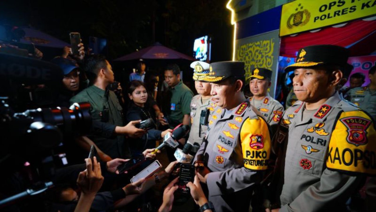 Kapolri Jenderal Pol. Listyo Sigit Prabowo memberikan keterangan kepada wartawan di Rest Area KM 62 Tol Cikampek, Selasa (25/4/2023). ANTARA/HO-Humas Polri