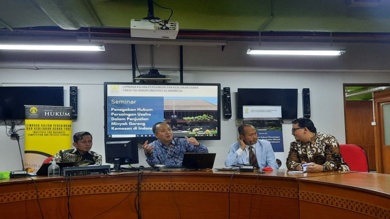 Ketua Lembaga Kajian Persaingan dan Kebijakan Usaha (LKPU) Fakultas Hukum Universitas Indonesia (FHUI) Ditha Wiradiputra (kedua dari kiri) di Gedung IASTH Kampus UI Salemba, Jakarta, Senin (3/4/2023). (ANTARA/Fath Putra Mulya)