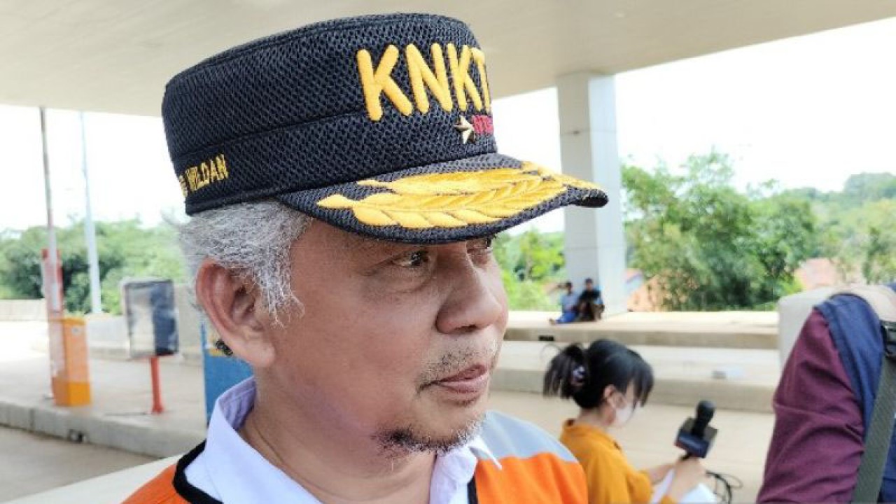 Ketua Sub Komite Lalu Lintas dan Angkutan Jalan (LLAJ) sekaligus Senior Investigator KNKT Ahmad Wildan menyampaikan keterangan kepada awak media di Tol Japek II Selatan, Jawa Barat, Selasa (11/4/2023). ANTARA/Aji Cakti