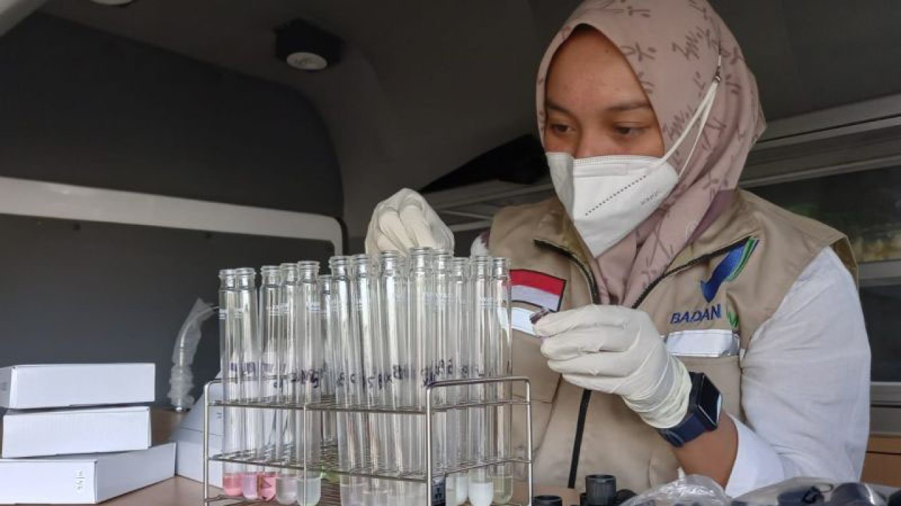 Petugas dari Loka POM Kabupaten Tangerang melakukan pengujian kandungan terhadapa takjil. (ANTARA/Azmi)
