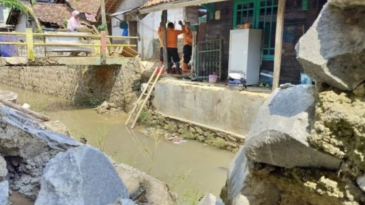 Lokasi banjir bandang di Desa Sadeng, Kecamatan Leuwisadeng, Kabupaten Bogor, Jawa Barat, Kamis (27/4/2023). (ANTARA/M Fikri Setiawan)
