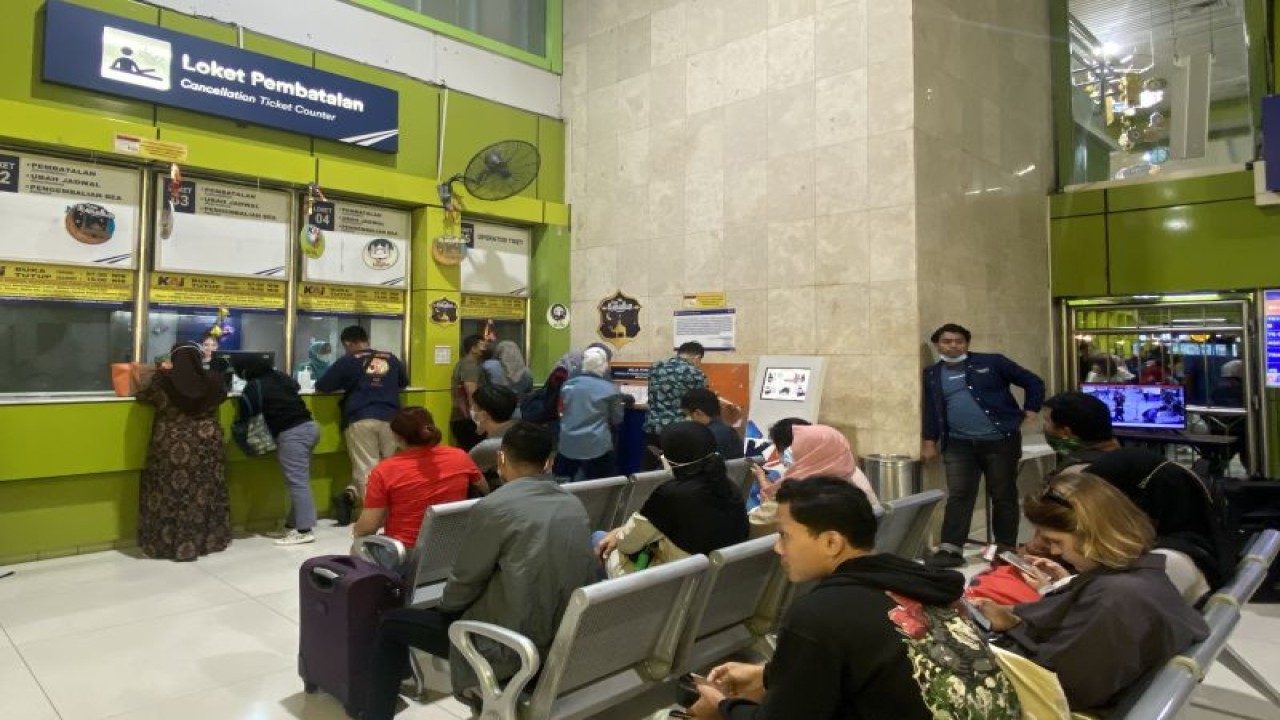 Beberapa calon penumpang mengantre di loket pembatalan tiket kereta api di Stasiun Gambir, Jakarta, Rabu (19/4/2023). (ANTARA/AstridFaidlatulHabibah)