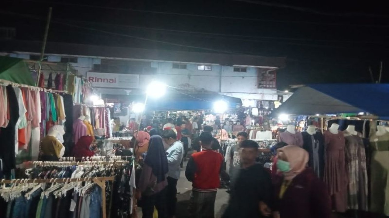 Pasar malam di area parkir pertokoan Praya, Lombok Tengah, Nusa Tenggara Barat (ANTARA/Akhyar)