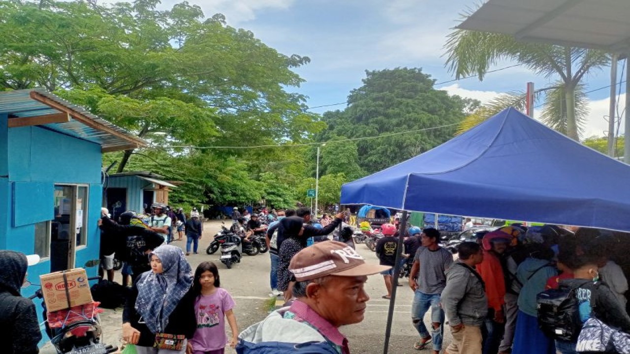 Lonjakan penumpang di Pelabuhan Maluku (Antara/DedyAzis)