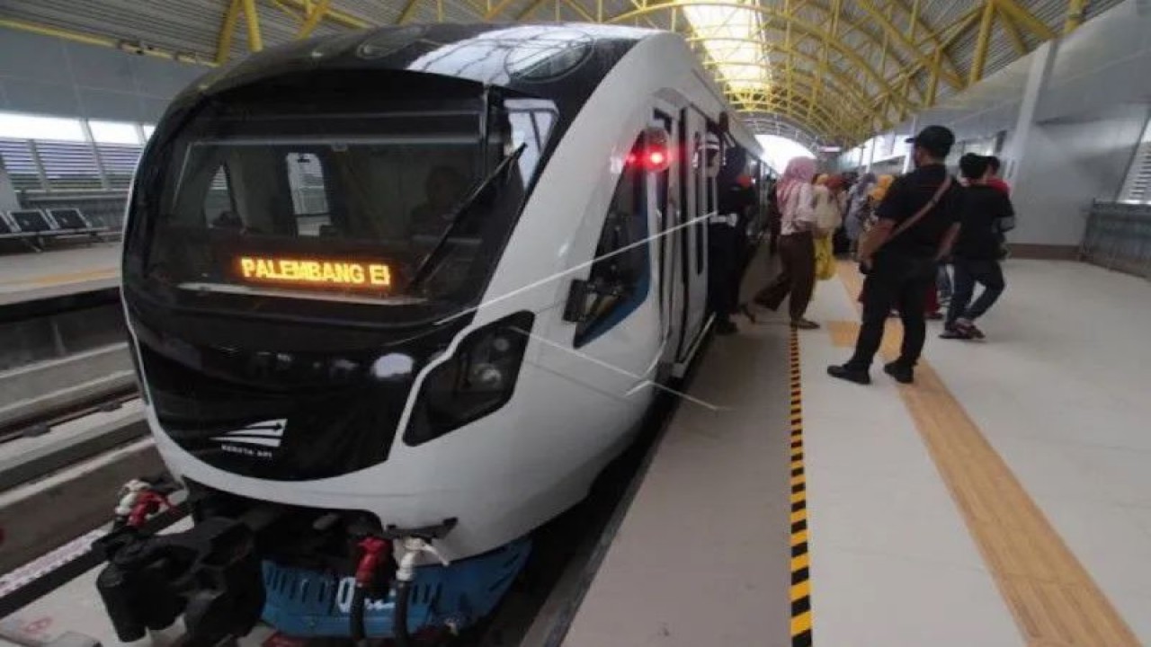 Sejumlah penumpang naik dan turun dari Kereta Api Ringan atau Light Rail Transit (LRT) di Depo Jakabaring Palembang, Sumatera Selatan, Selasa (28/8/2018). (ANTARA FOTO/INASGOC/Septianda Perdana/wsj/18)