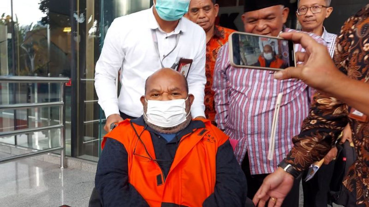 Dokumentasi - Gubernur Papua nonaktif Lukas Enembe usai diperiksa sebagai saksi di Gedung Merah Putih KPK, Jakarta, Senin (30/1/2023). ANTARA/Fianda Sjofjan Rassat