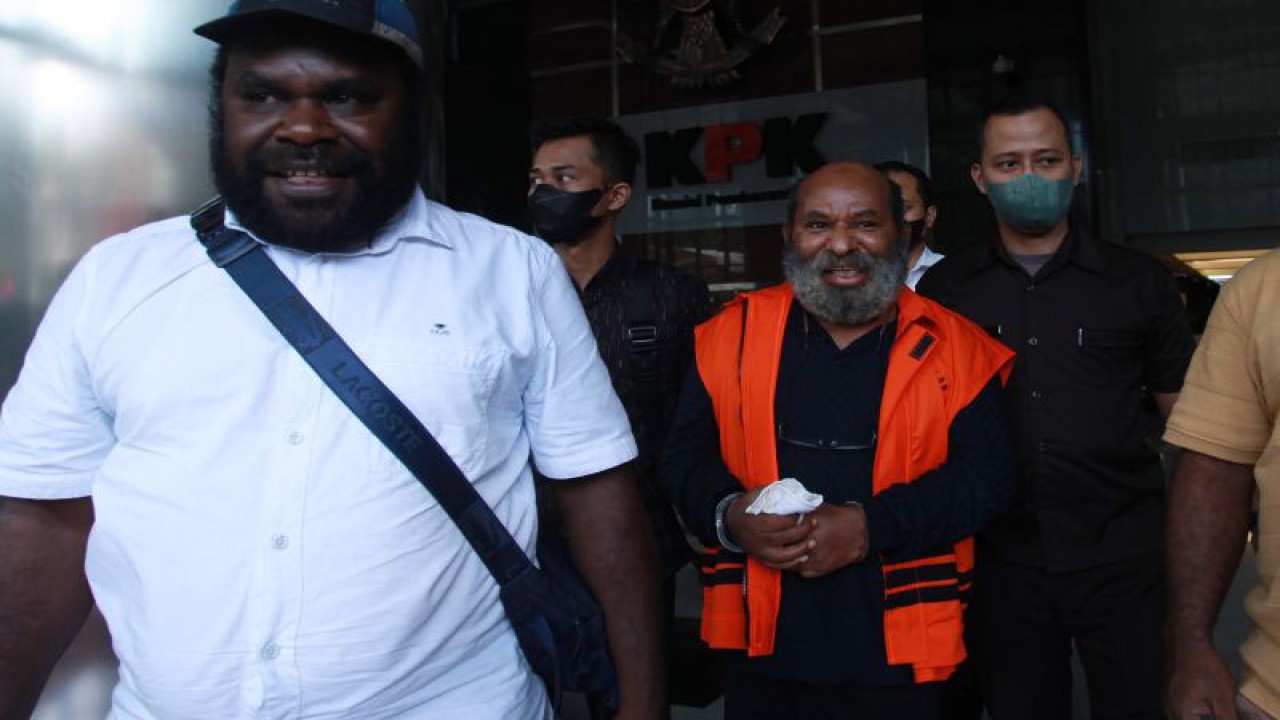 Tersangka kasus dugaan kasus korupsi pembangunan infrastruktur di provinsi Papua Lukas Enembe (tengah) berjalan menuju mobil tahanan usai menjalani pemeriksaan di Gedung Merah Putih KPK, Jakarta, Senin (17/4/2023). ANTARA FOTO/Reno Esnir/aww