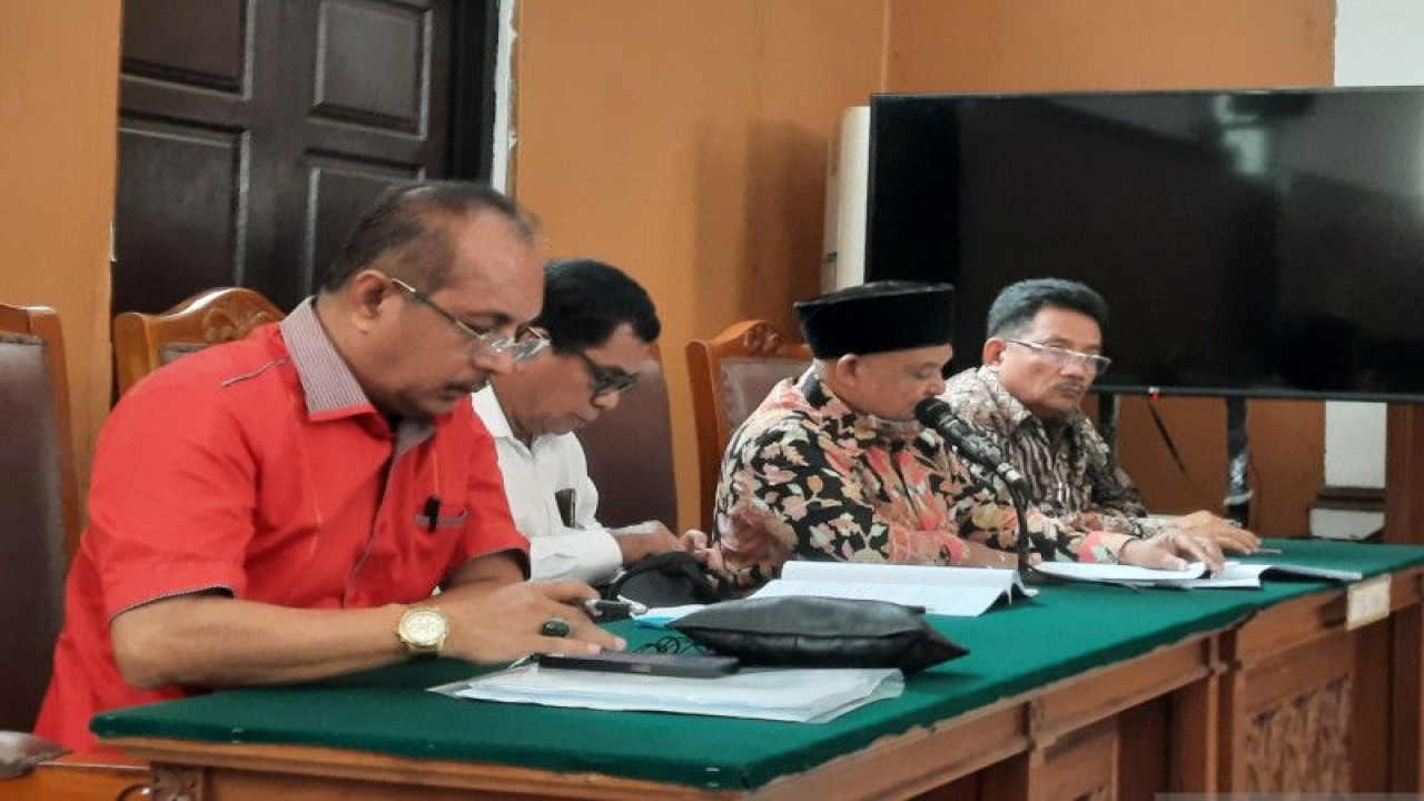 Pengacara Gubernur Papua nonaktif Lukas Enembe, Petrus Bala Pattyona (dua kanan) ketika membacakan petitum dalam sidang lanjutan gugatan praperadilan Lukas Enembe, di Pengadilan Negeri Jakarta Selatan, Rabu (26/4/2023). ANTARA/Fath Putra Mulya