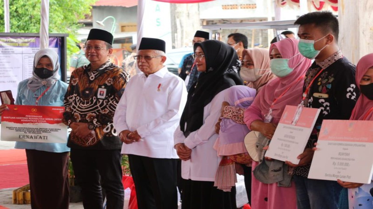 Wakil Presiden KH Ma'ruf Amin ketika mengunjungi Kabupaten Demak, Provinsi Jawa Tengah untuk memantau penurunan stunting sambil memberikan bantuan pada keluarga berisiko stunting pada Selasa (4/4/2023). (ANTARA/HO-BKKBN)