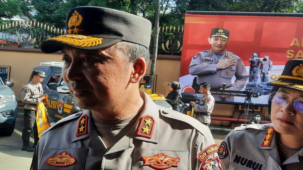 Kadivhumas Polri Irjen Pol. Sandi Nugroho memberikan keterangan usai apel kesiapan Satgas Humas Polri mengawal Operasi Ketupat 2023 di Mabes Polri, Jakarta, Rabu (12/4/2023). (ANTARA/Laily Rahmawaty)