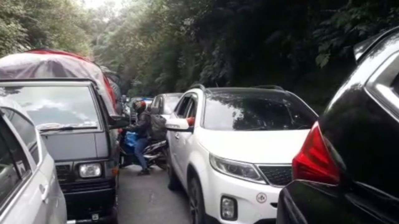 Sejumlah kendaraan terjebak macet di Jalan Raya Bandung-Garut, Kecamatan Kadungora, Kabupaten Garut, Jawa Barat, Selasa (4/4/2023). (ANTARA/Feri Purnama)