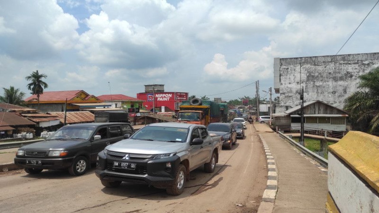 Sejumlah kendaraan berjalan perlahan akibat kemacetan yang terjadi di Kecamatan Sungai Lilin, Kabupaten Musi Banyuasin, Sumatera Selatan, Rabu (19/4/2023). (ANTARA/Indriani)