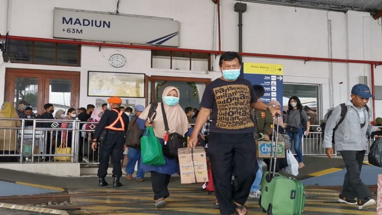 Ribuan penumpang terpantau berangkat atau naik KA dari Stasiun Madiun pada arus balik Lebaran 2023, Rabu (26/4/2023). ANTARA/HO-Humas Daop 7 Madiun