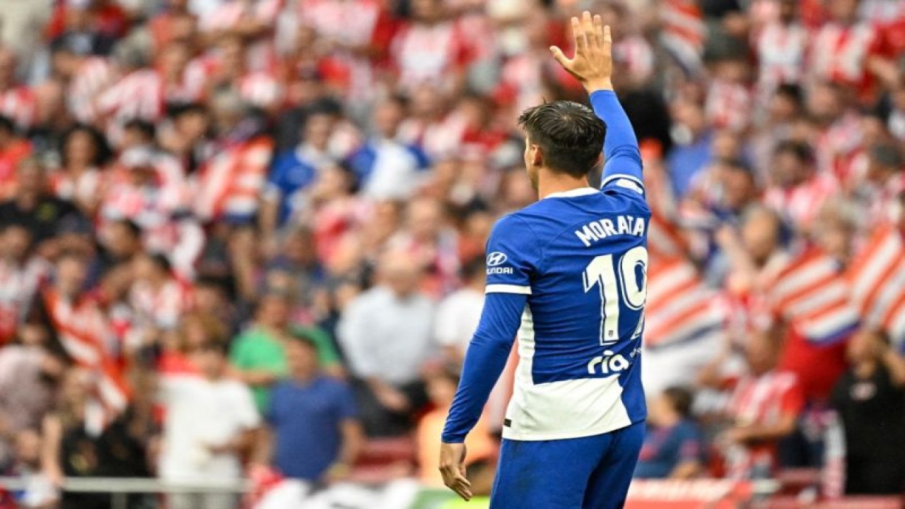 Penyerang Atletico Madrid Alvaro Morata merayakan keberhasilannya mencetak gol pada pertandingan pekan ke-31 Liga Spanyol kontra Mallorca di Stadion Wanda Metropolitano, Madrid, Rabu (26/4/2023). Pada pertandingan ini Atletico Madrid menang dengan skor 3-1. (ANTARA/AFP/JAVIER SORIANO)