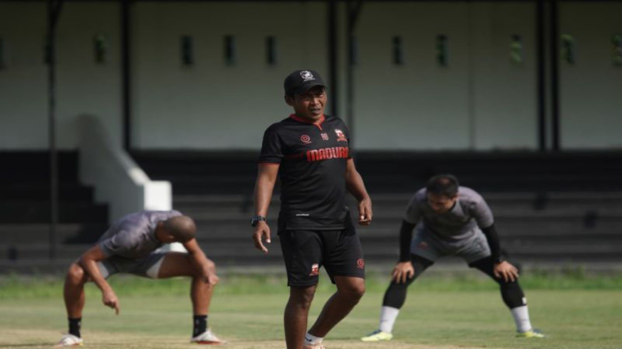 Pelatih Interim Madura United FC Rakhmad Basuki memimpin latihan, Rabu, menjelang laga melawan PSM Makassar yang akan digelar pada 31 Maret 2023. (ANTARA/HO-Madura United)