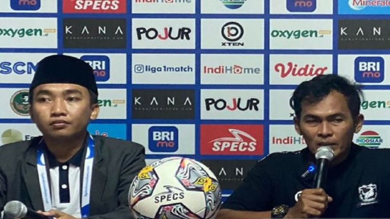Dokumen Pelatih Interim Madura United FC Rakhmad Basuki menyampaikan rilis seusai pertandingan di Stadion Gelora Madura Ratu Pamelingan Pamekasan (Abd. Aziz)