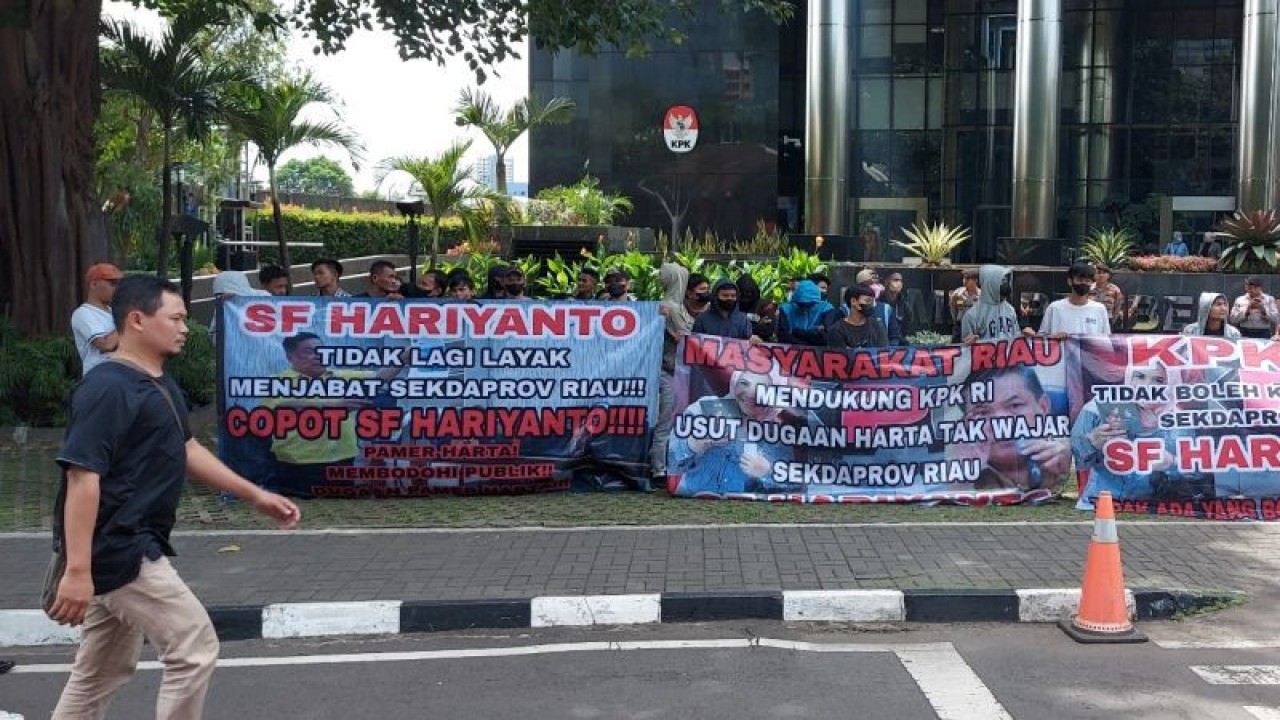 Mahasiswa Riau menggelar aksi unjuk rasa di depan Gedung Merah Putih KPK, menuntut lembaga antirasuah tersebut memeriksa harta kekayaan Sekretaris Daerah Provinsi Riau S.F. Hariyanto, Kamis (6/4/2023). ANTARA/Fianda Sjofjan Rassat